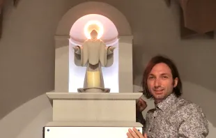Professor Gabriele Trovato mit dem "Gebets-Roboter" / Mit freundlicher Genehmigung