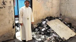 Bischof Rolando José Álvarez Lagos in den Ruinen einer zerstörten karitativen Einrichtung im Bistum Matagalpa (Archivbild) / Kirche in Not
