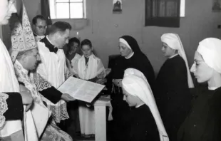 Schwester Laura Mainettis Einkleidung im Jahr 1959 / www.figliedellacroce.it