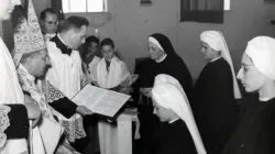 Schwester Laura Mainettis Einkleidung im Jahr 1959 / www.figliedellacroce.it