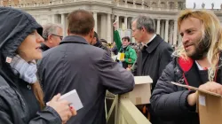 Obdachlose in Rom verteilen das Evangelium zusammen mit anderen Freiwilligen am Petersplatz am 22. März 2015 / CNA/Martha Calderon