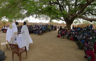 Feier der heiligen Messe an einem Sonntag im Bistum Rumbek (Südsudan): Eine Aufnahme aus dem Jahr 2013 / Ernst Ulz / Wikimedia (CC BY-SA 3.0) 