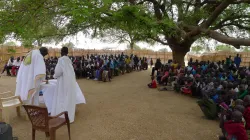 Feier der heiligen Messe an einem Sonntag im Bistum Rumbek (Südsudan): Eine Aufnahme aus dem Jahr 2013 / Ernst Ulz / Wikimedia (CC BY-SA 3.0) 