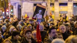 Eine Menschenmenge betet den Rosenkranz in Madrid am Fest der Unbefleckten Empfängnis, 8. Dezember 2023. / ACI Prensa