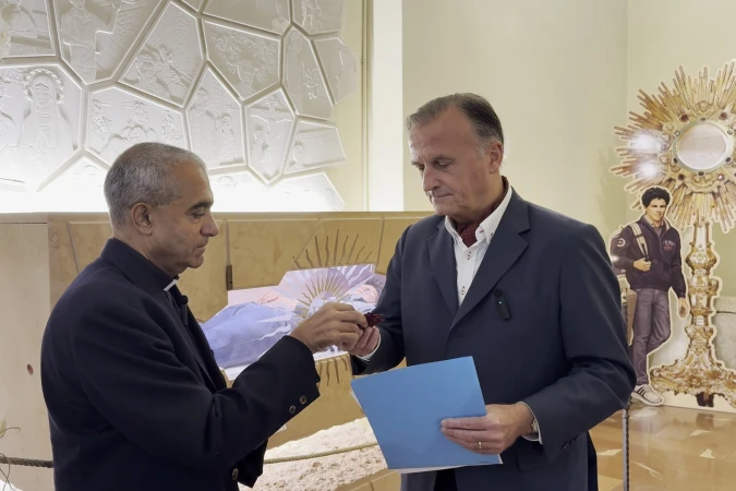 Übergabe der Reliquie des heiligen Carlo Acutis an Martin Rothweiler in Assisi