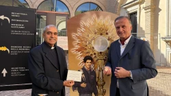 Übergabe der Reliquie des heiligen Carlo Acutis an Martin Rothweiler in Assisi / privat