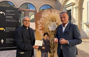 Übergabe der Reliquie des heiligen Carlo Acutis an Martin Rothweiler in Assisi / privat