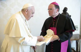 Bischof Bertram Meier und Papst Franziskus, 1. Juli 2022 / Vatican Media