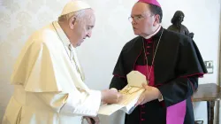 Bischof Bertram Meier und Papst Franziskus, 1. Juli 2022 / Vatican Media