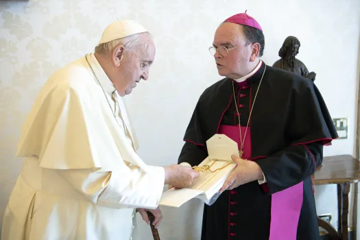 Bischof Bertram Meier und Papst Franziskus, 1. Juli 2022 / Vatican Media