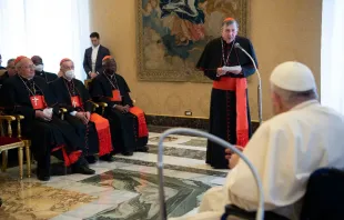 Kardinal Kurt Koch, Präsident des Päpstlichen Rates zur Förderung der Einheit der Christen, spricht zu Papst Franziskus im Vatikan, 6. Mai 2022. 
 / Vatican Media.
