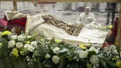 Papst Franziskus betet vor dem Schrein von Papst Johannes XXIII., 11. Oktober 2022 / Vatican Media