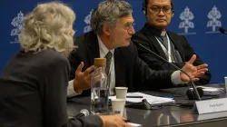 Synoden-Sprecher Paolo Ruffini bei einer Pressekonferenz im Rahmen der Weltsynode am 18. Oktober 2023 / Daniel Ibáñez / CNA Deutsch