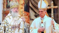 Der russisch-orthodoxe Patriarch Kyrill (links) und Papst Franziskus / Foto rechts und Bearbeitung: CNA/Alexey Gotovskiy (Foto links gemeinfrei via Patriarch.Ru)