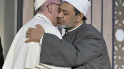 Papst Franziskus und der Groß-Imam der islamischen Azhar-Universität in Kairo, Ahmad al-Tayyeb, begrüßen sich bei der Friedenskonferenz am 29. April 2017. / L'Osservatore Romano