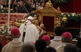 Papst Franziskus betet vor dem Christkind im Petersdom am 24. Dezember 2015 / CNA/Alexey Gotovskiy