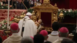 Papst Franziskus betet vor dem Christkind im Petersdom am 24. Dezember 2015 / CNA/Alexey Gotovskiy