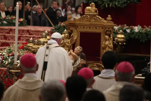 Papst Franziskus betet vor dem Christkind im Petersdom am 24. Dezember 2015 / CNA/Alexey Gotovskiy