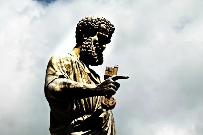 Die Statue des Heiligen Petrus blickt über den Petersplatz im Vatikan am 3. Juni 2016.