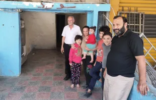 Salim Assaf (vorne) mit seiner Familie / Kirche in Not