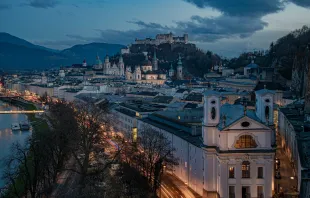 Blick auf Salzburg in der Dämmerung / Gerhard Bernegger / Pixabay