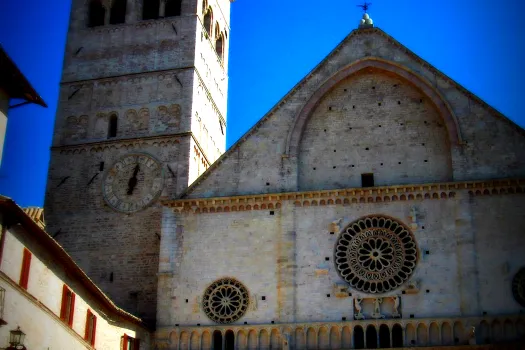 Die Kathedrale von Assisi / Georges Jansoone via Wikimedia (CC BY 2.5)