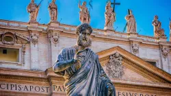 Apostelfürst und Heiliger, Jünger und erster Papst: Petrus auf dem nach ihm benannten Platz im Vatikan, vor der Fassade des Doms, der seinen Namen trägt. / Pixabay