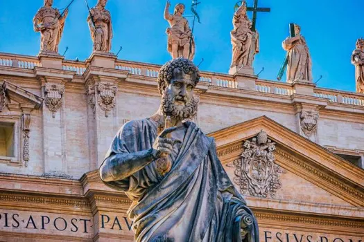 Apostelfürst und Heiliger, Jünger und erster Papst: Petrus auf dem nach ihm benannten Platz im Vatikan, vor der Fassade des Doms, der seinen Namen trägt. / Pixabay