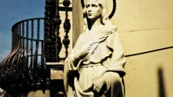 Die Statue der Heiligen: Ein Werk des katalanischen Bildhauers Eduard Alentorn, zu sehen im "Mercat de la Boqueria" an der Rambla in Barcelona. / Eloi de Tera via Wikimedia (Gemeinfrei, bearbeitet)