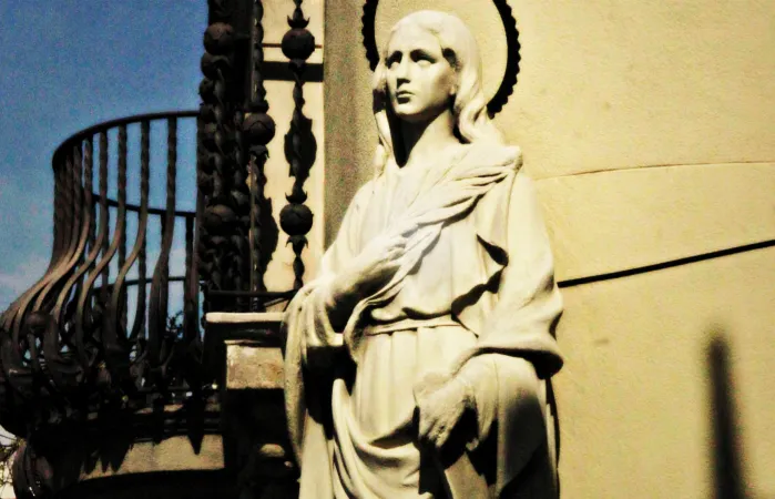 Die Statue der Heiligen: Ein Werk des katalanischen Bildhauers Eduard Alentorn, zu sehen im "Mercat de la Boqueria" an der Rambla in Barcelona.