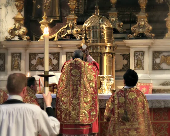 Gott im Blick: Kardinal Sarah feiert die heilige Messe, nach Osten gerichtet, in der "normalen" Form am zweiten Tag der Londoner Konferenz. 
