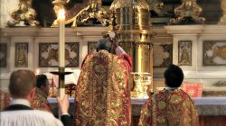 Gott im Blick: Kardinal Sarah feiert die heilige Messe, nach Osten gerichtet, in der "normalen" Form am zweiten Tag der Londoner Konferenz. 
 / Lawrence OP via Flickr (CC BY-NC-ND 2.0)