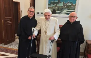 Papst Benedikt mit Pater Bruno und Pater Gioele / ACI Stampa via www.pontificaparrocchiasantanna.it