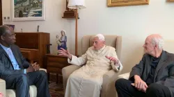Der emeritierte Papst Benedikt XVI. mit den Ratzinger-Preisträgern Pater Paul Béré und Charles Taylor (2019) / Joseph Ratzinger - Papst Benedikt XVI. - Stiftung