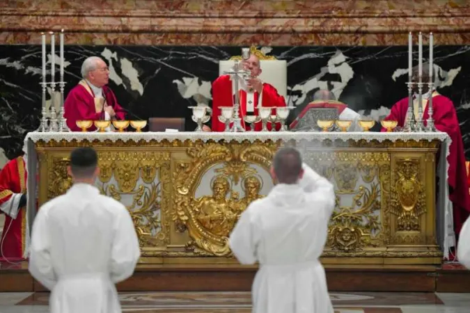 Kardinal Giovanni Battista Re neben Papst Franzikus 