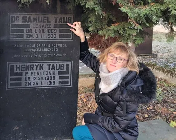 Die Autorin Milena Kindziuk am Grab von Dr. Samuel Taub