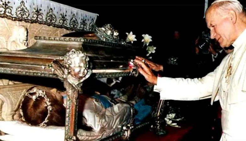 Papst Johannes Paul II. im Jahr 1979 am Grab der heiligen Maria Goretti 