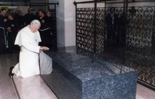 Papst Johannes Paul II. am Grab Pater Pios im Jahr 1987 / Teleradiopadrepio.it