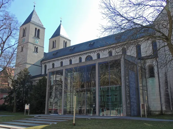 Die "Schottenkirche" St. Jakob in Regensburg ist eine ehemalige Klosterkirche der iro-schottischen Benediktiner, die bereits im elften Jahrhundert in Regensburg wirkten
