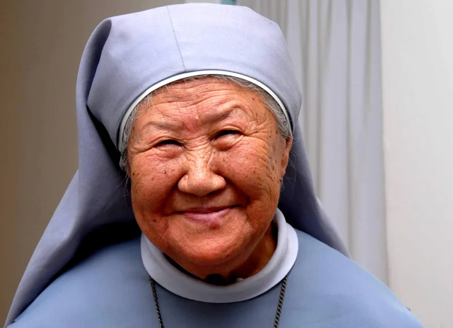 Kommunistische Verfolgung von Christen hat in Rotchina eine lange Geschichte: Schwester Petrus lächelt durch die Narben, die ihr zur Zeit der Kulturrevolution zugefügt wurden.