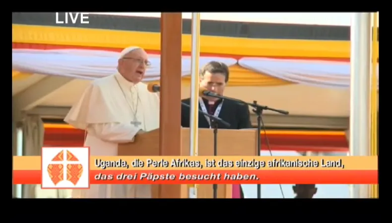 Der Papst sprach mit einem Simultandolmetscher neben ihm, nachdem andere Mikrofone ausgefallen waren.