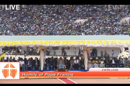 Zehntausende Christen waren im Barthelemy Boganda Stadium gekommen, um Papst Franziskus zu sehen und an der Eucharistie-Feier teilzunehmen.  / EWTN – Katholisches Fernsehen 