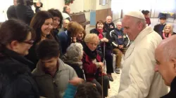Besuch vom Papst in einem Altersheim am 15. Januar 2016 / Jubilee.va via Twitter