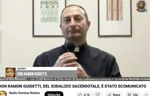 Pfarrer Ramon Guidetti wurde von seinem Ortsbischof exkommuniziert, weil er in einer Predigt gesagt hatte, dass Papst Franziskus "nicht der Papst ist" und ihn "einen Usurpator" nannte. / Bildausschnitt aus dem YouTube Kanal von Radio Domina Nostra, am 3. Januar 2024