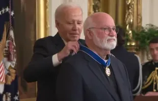 Präsident Joe Biden überreicht Jesuitenpater Greg Boyle am 3. Mai 2024 die „Presidential Medal of Freedom” / Gemeinfrei