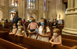 Eine katholische Familie betet in der Sankt-Patricks-Kathedrale in New York am 28. Juni 2020. / lev radin/Shutterstock