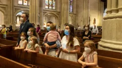Eine katholische Familie betet in der Sankt-Patricks-Kathedrale in New York am 28. Juni 2020. / lev radin/Shutterstock
