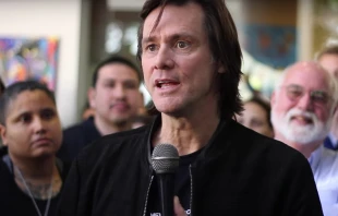 Jim Carrey spricht vor ehemaligen Gang-Mitgliedern über christliche Gnade 
 / Foto: Homeboy Industries / YouTube (Screenshot)