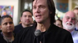 Jim Carrey spricht vor ehemaligen Gang-Mitgliedern über christliche Gnade  / Foto: Homeboy Industries / YouTube (Screenshot)