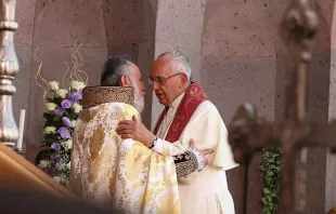 Papst Franziskus und Karekin II Nersissian, Oberster Patriarch und Katholikos aller Armenier, am 26. Juni 2016 / CNA / Edward Pentin